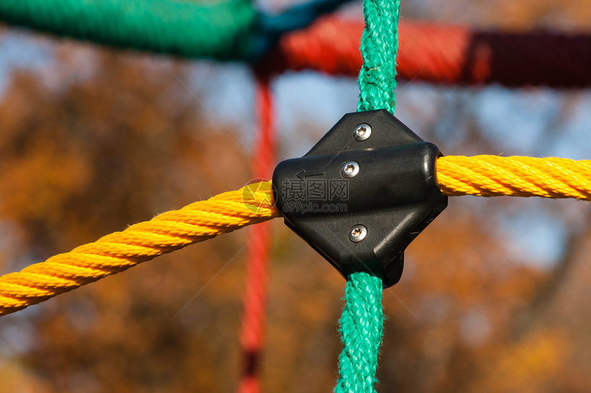 彩色游乐场安全攀岩绳的特写图片