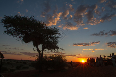 太阳在非洲风景中落下山坡图片