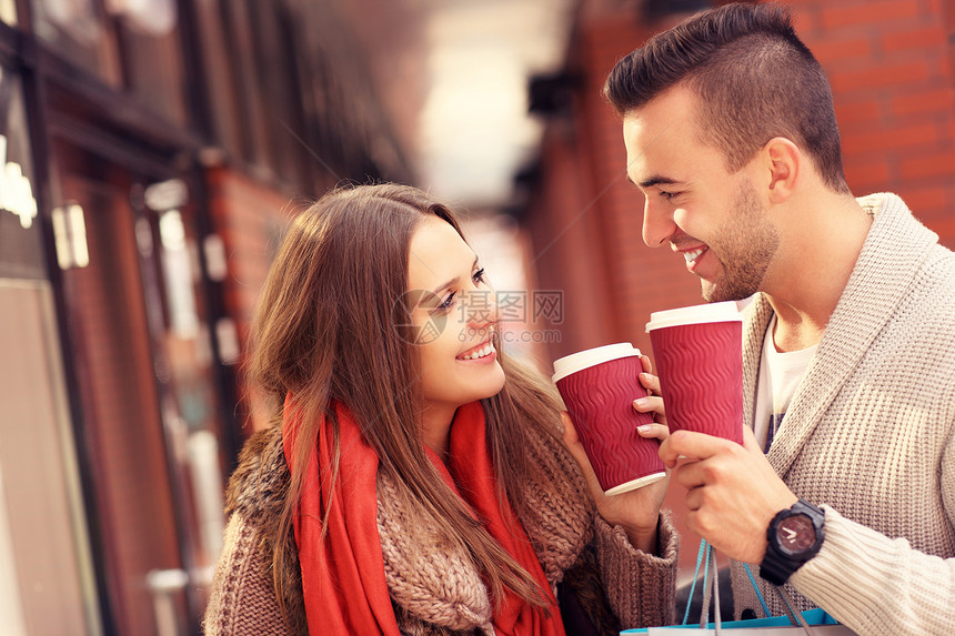 一张在商场上买咖啡的一对喜悦的情侣图片
