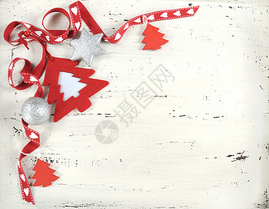 以红白主题为主题的圣诞节日背景在古老的枯叶白木背景上感受到了图片