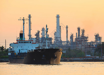 石油天然气集装箱船和炼油厂工业区用于图片