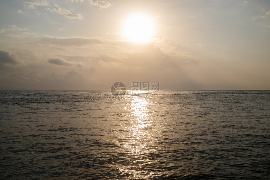 海上的日出水中的明亮倒影图片