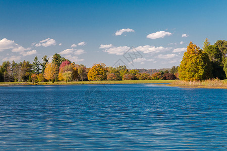 秋天的风景与湖泊和图片
