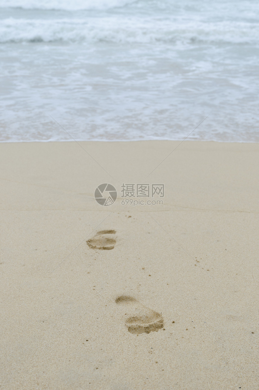 湿沙上的脚印图片