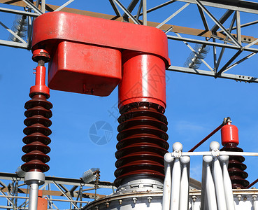 发电厂中的大红色电压调节器图片