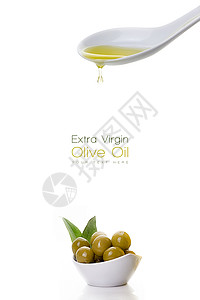 健康的初榨橄榄油从白色陶瓷勺上滴下图片