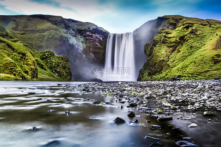 冰岛著名的Skogafos瀑布在黄图片