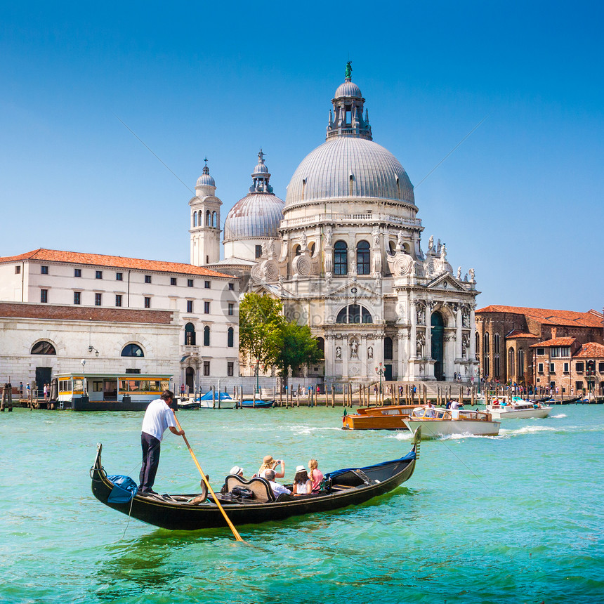 在意大利威尼斯与圣玛丽亚黛拉萨鲁特一起在格兰德运河上使用传统G图片