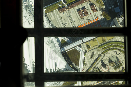 从日本东京摩天大楼顶端的透明玻璃窗从天空看图片