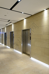 办公楼的三个电梯门图片