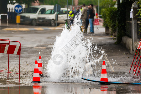 路锥旁的道路喷水图片