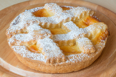 木盘上的柠檬柑橘馅饼甜点图片