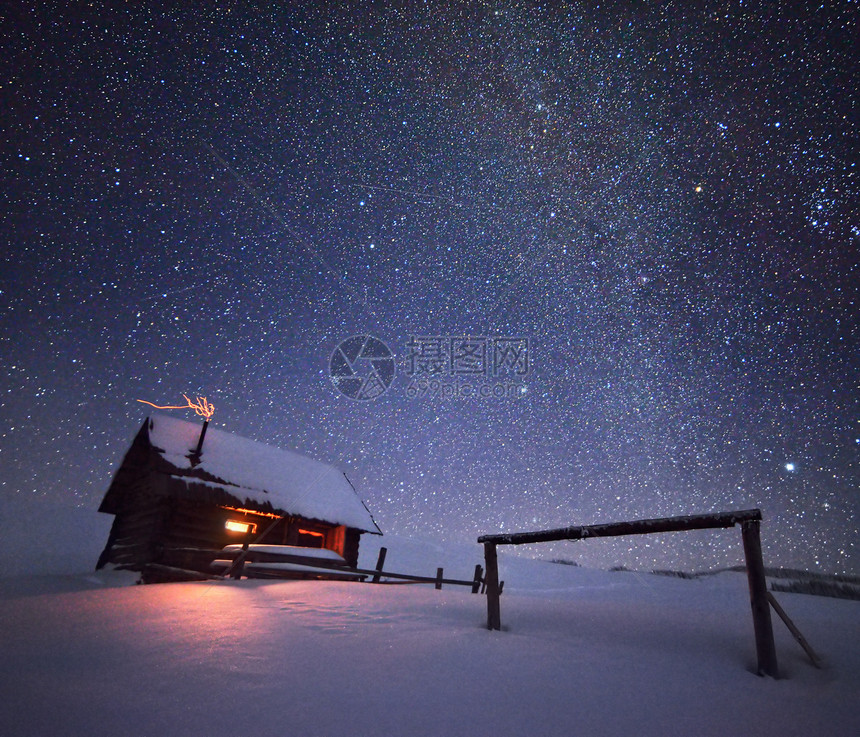 有星的夜晚圣诞景观山村的木屋图片