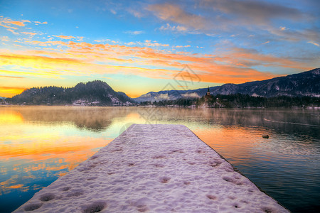 冬季在湖边流血的惊人日出斯洛背景图片
