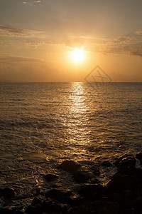 太阳在海面上升图片