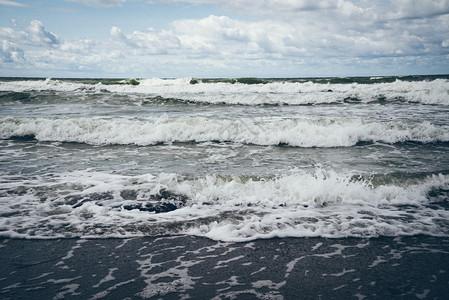 水浪在沙地上涌动原始效应反向颗粒图片