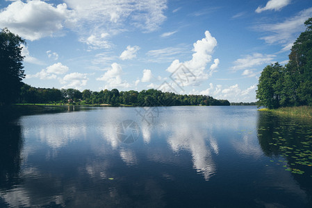 湖中云层的反射图片