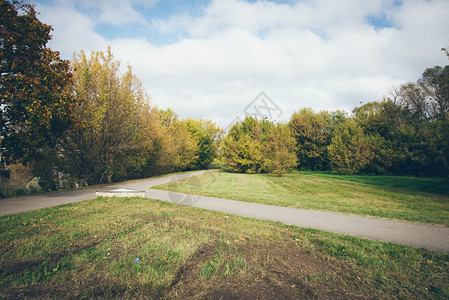 拉脱维亚秋天的乡村景观复古摄影效果复古颗粒状图片