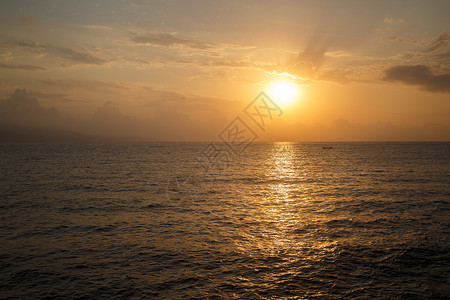 黎明时太阳在海中的反射图片
