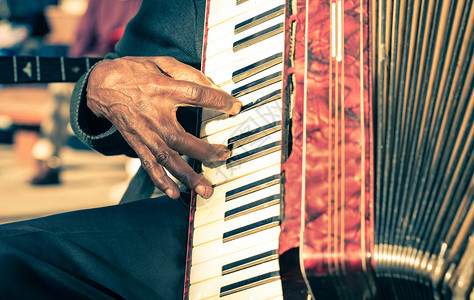 非洲音乐家手演奏Fisarmonica街上艺术家用手风图片