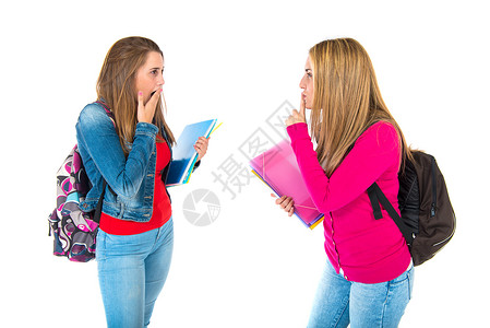 学生对她的朋友做沉默手势图片