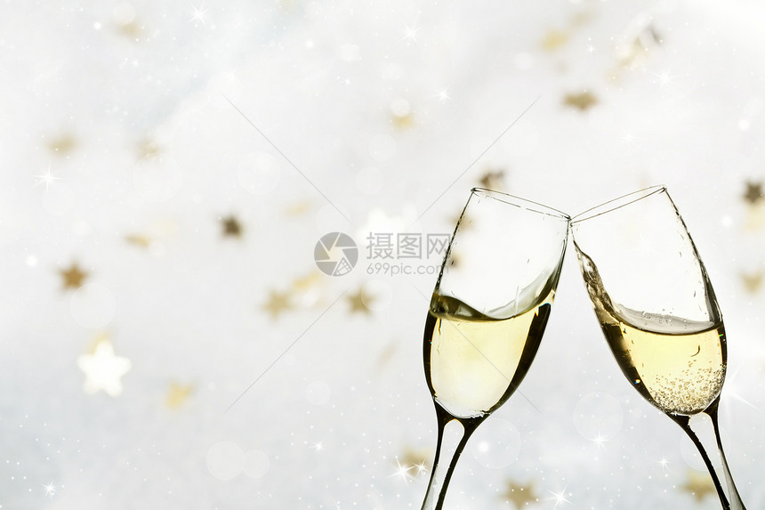 闪发光的假日背景上的香槟杯图片