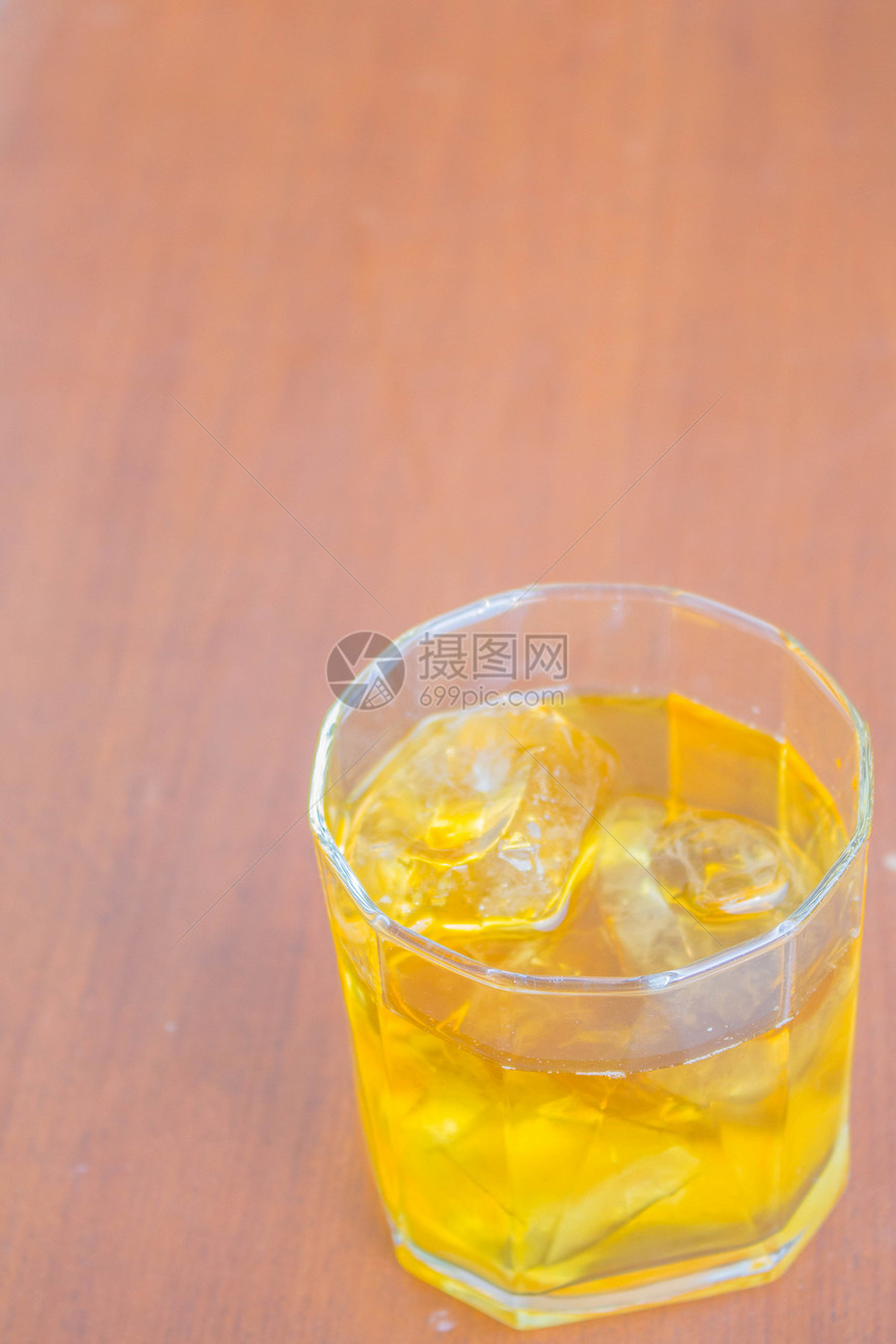 杯在岩石上的威士忌图片