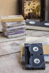旧的黑色胶带堆叠放置图片