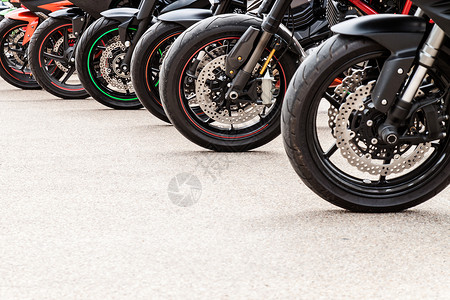 停在路上的一排摩托车轮子图片