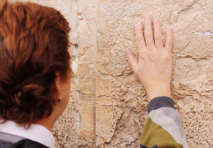 在耶路撒冷西墙附近祈祷图片
