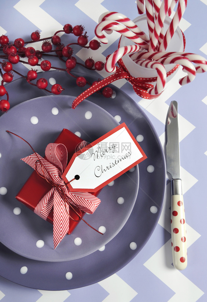 鲜艳的现代圣诞儿童家庭聚会桌将紫色红色和白色主题设置在切夫兰条纹桌子上垂直info图片