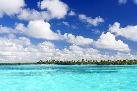 蓝环礁湖热带海滩图片