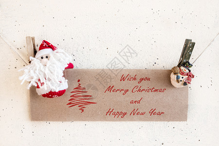 圣诞老人和雪人衣橱挂在衣绳上或绳索上图片