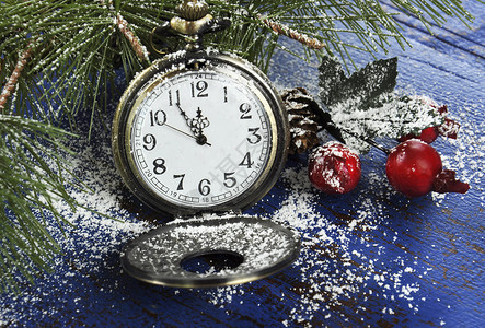 新年快乐怀着五到午夜时间的口袋包头表以及深蓝色腐蚀的旧木图片