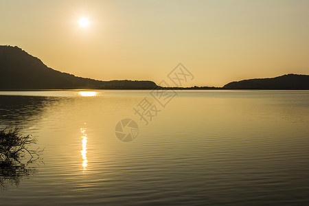 湖边黄日落图片
