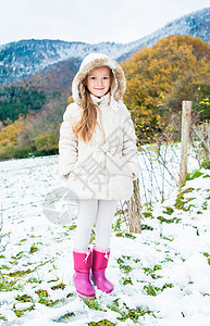 穿着白色夹克和粉红色靴子的可爱小女图片