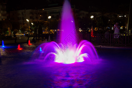 AlanyaDamlatas喷泉公园在夜晚克莱帕图片