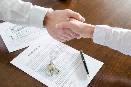 诚信销售素材企业代理商在签署合同后与其客户握手背景