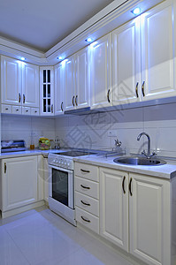 现代白色厨房内部图片