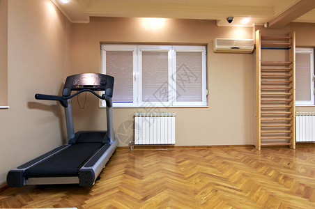 健身室的墙杆和跑步机图片