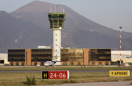 意大利Napoli国际机场飞行控图片