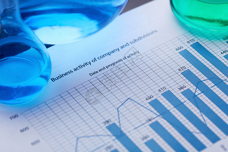 带有财务数据的文件中含蓝色和绿色液体的试图片