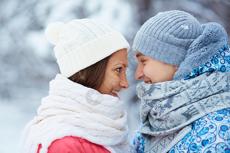 年轻夫妇穿冬装在户外微图片