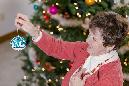 祖母在圣诞树上装饰背景图片