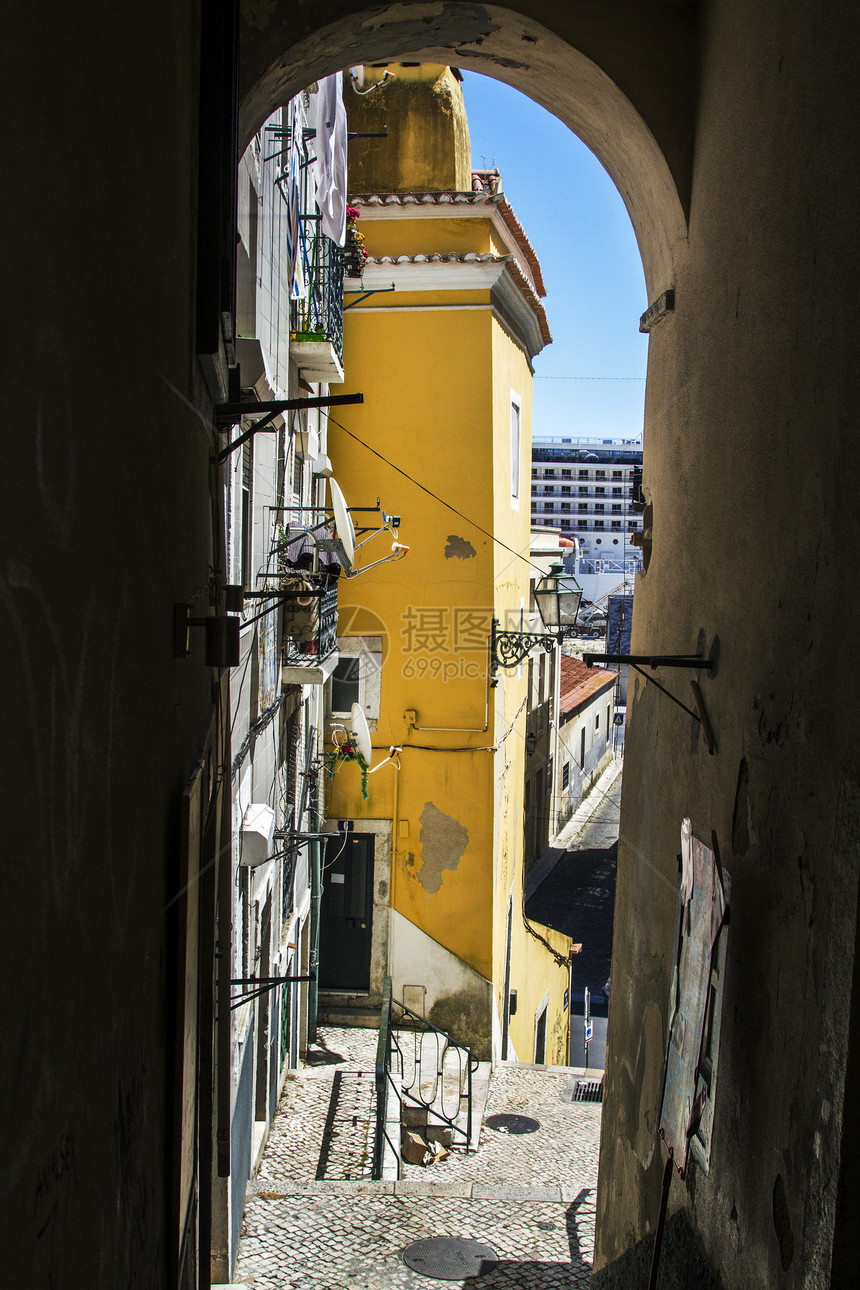典型的狭小和混乱的街道与葡萄牙里斯图片