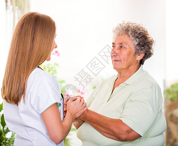 老年妇女与她的照顾者的照片图片