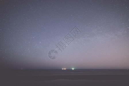 追溯防伪夏季海滩上有星的夜空从地球看空间追溯背景