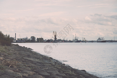 里加海港的货船码头和货船拉脱维亚复古图片