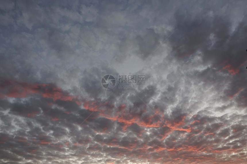 下萨克森州的AbendhimmelmitdunklenundrotenWolken图片