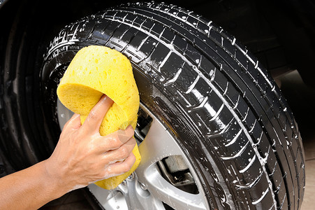 清洗汽车车轮和轮胎图片